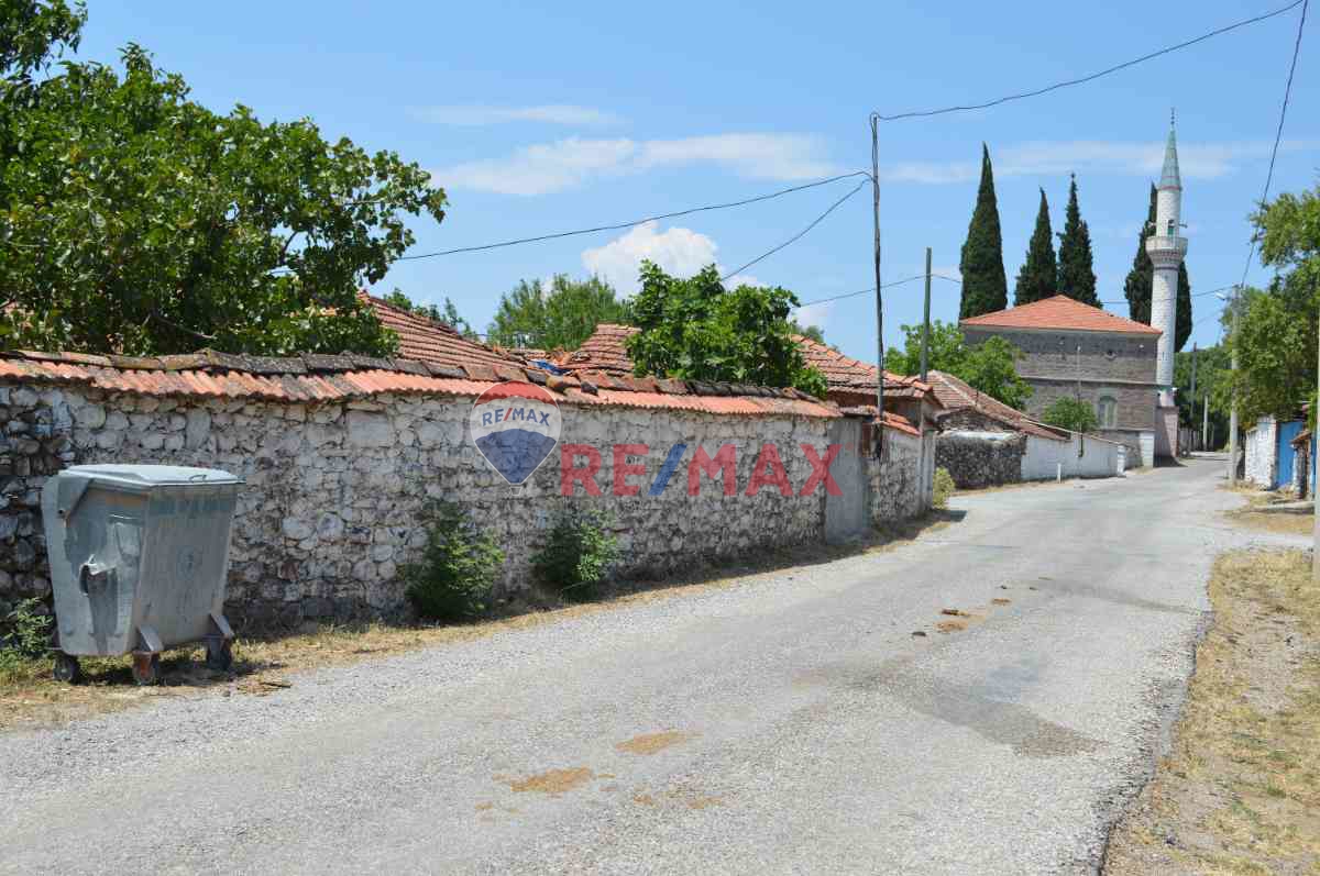 İZMİR BERGAMA İSMAİLLİ KÖYÜNDE ARSA FİYATINA SATILIK YOLA SIFIR İKİ YIĞMA EV SAMANLIK VE ARSASI