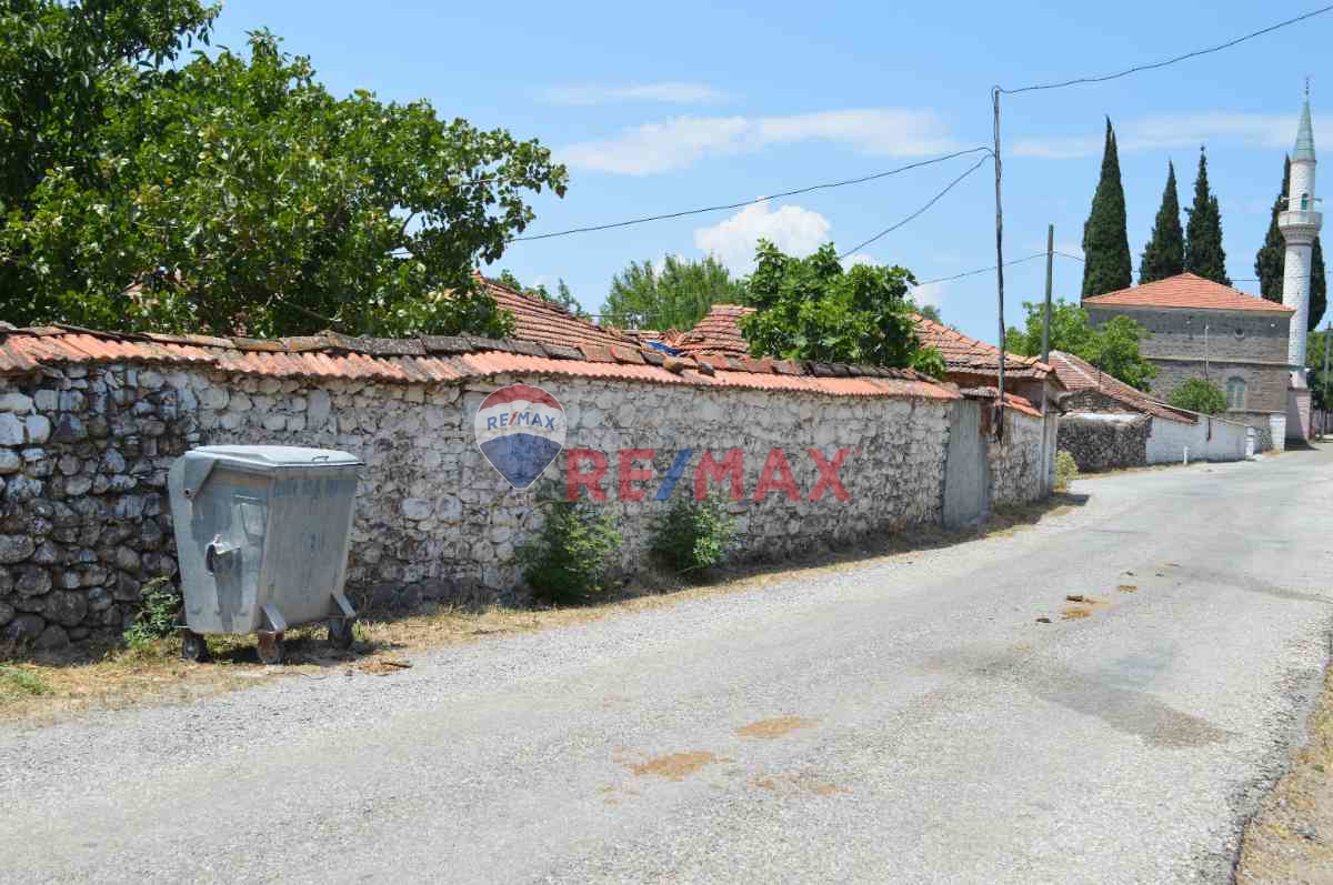 İZMİR BERGAMA İSMAİLLİ KÖYÜNDE ARSA FİYATINA SATILIK YOLA SIFIR İKİ YIĞMA EV SAMANLIK VE ARSASI