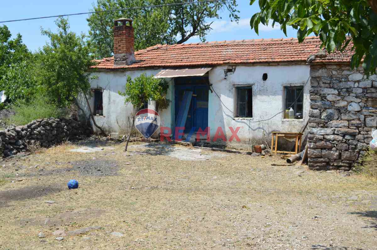 İZMİR BERGAMA İSMAİLLİ KÖYÜNDE ARSA FİYATINA SATILIK YOLA SIFIR İKİ YIĞMA EV SAMANLIK VE ARSASI