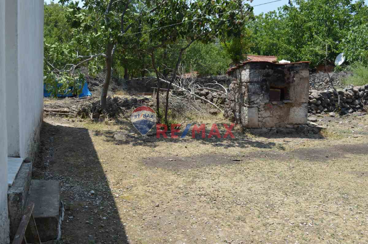 İZMİR BERGAMA İSMAİLLİ KÖYÜNDE ARSA FİYATINA SATILIK YOLA SIFIR İKİ YIĞMA EV SAMANLIK VE ARSASI