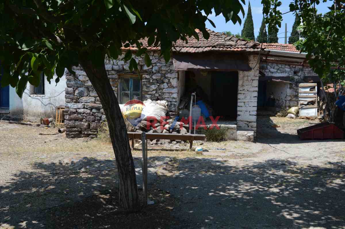 İZMİR BERGAMA İSMAİLLİ KÖYÜNDE ARSA FİYATINA SATILIK YOLA SIFIR İKİ YIĞMA EV SAMANLIK VE ARSASI