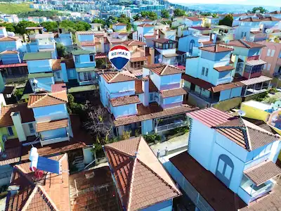 DENİZ MANZARALI HAVUZLU SİTEDE BAHÇELİ VİLLA
