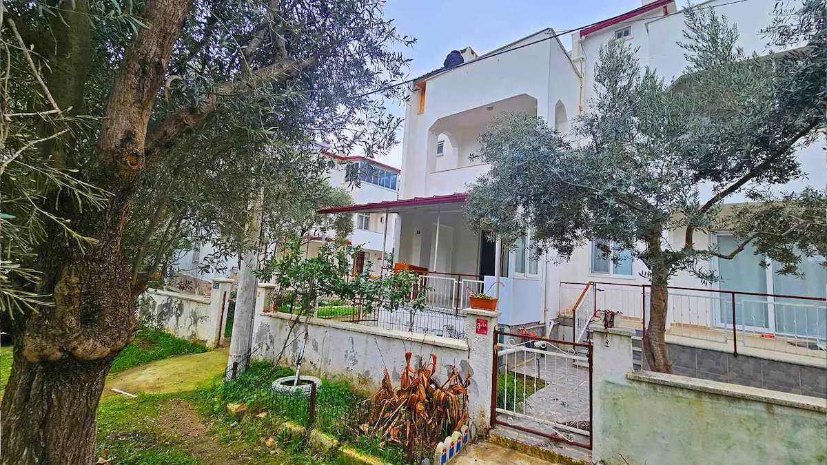 RE/MAX İNCİ'DEN EDREMİT GÜRE'DE SATILIK BAHÇELİ VİLLA