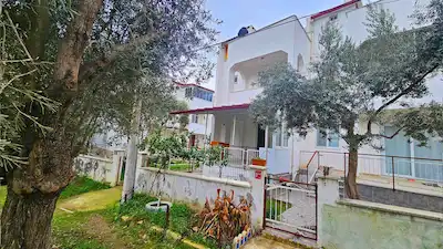 RE/MAX İNCİ'DEN EDREMİT GÜRE'DE SATILIK BAHÇELİ VİLLA