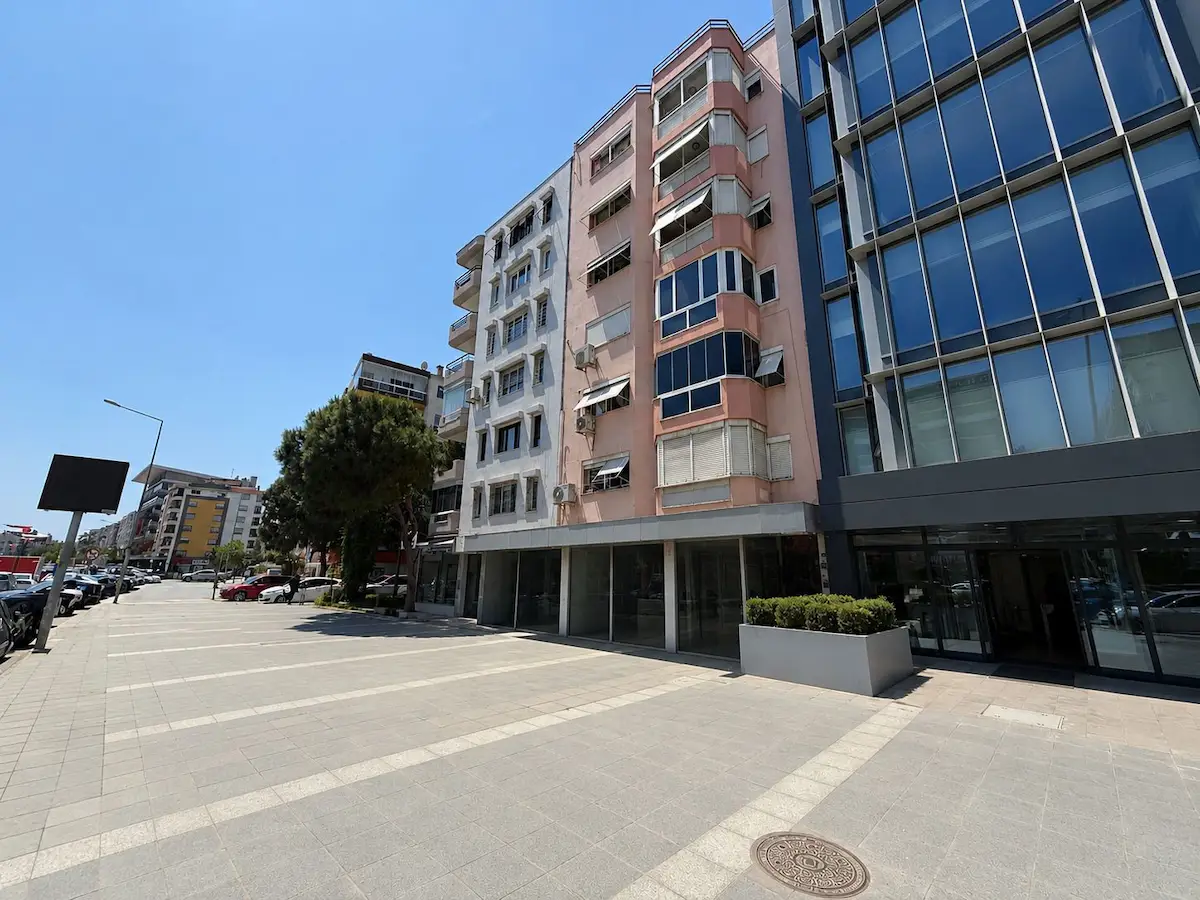 KARŞIYAKA'NIN KALBİNDE İZBAN YAKINI GENİŞ 3+1 SATILIK DAİRE