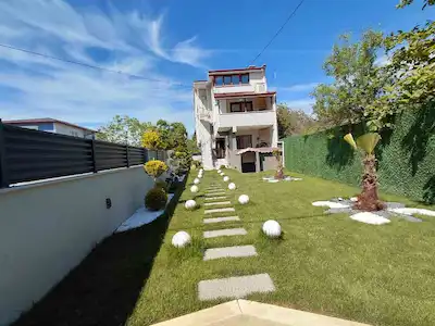 RE/MAX KIYI'DAN 400M² TAM MÜSTAKİL GENİŞ AİLELER İÇİN VİLLA