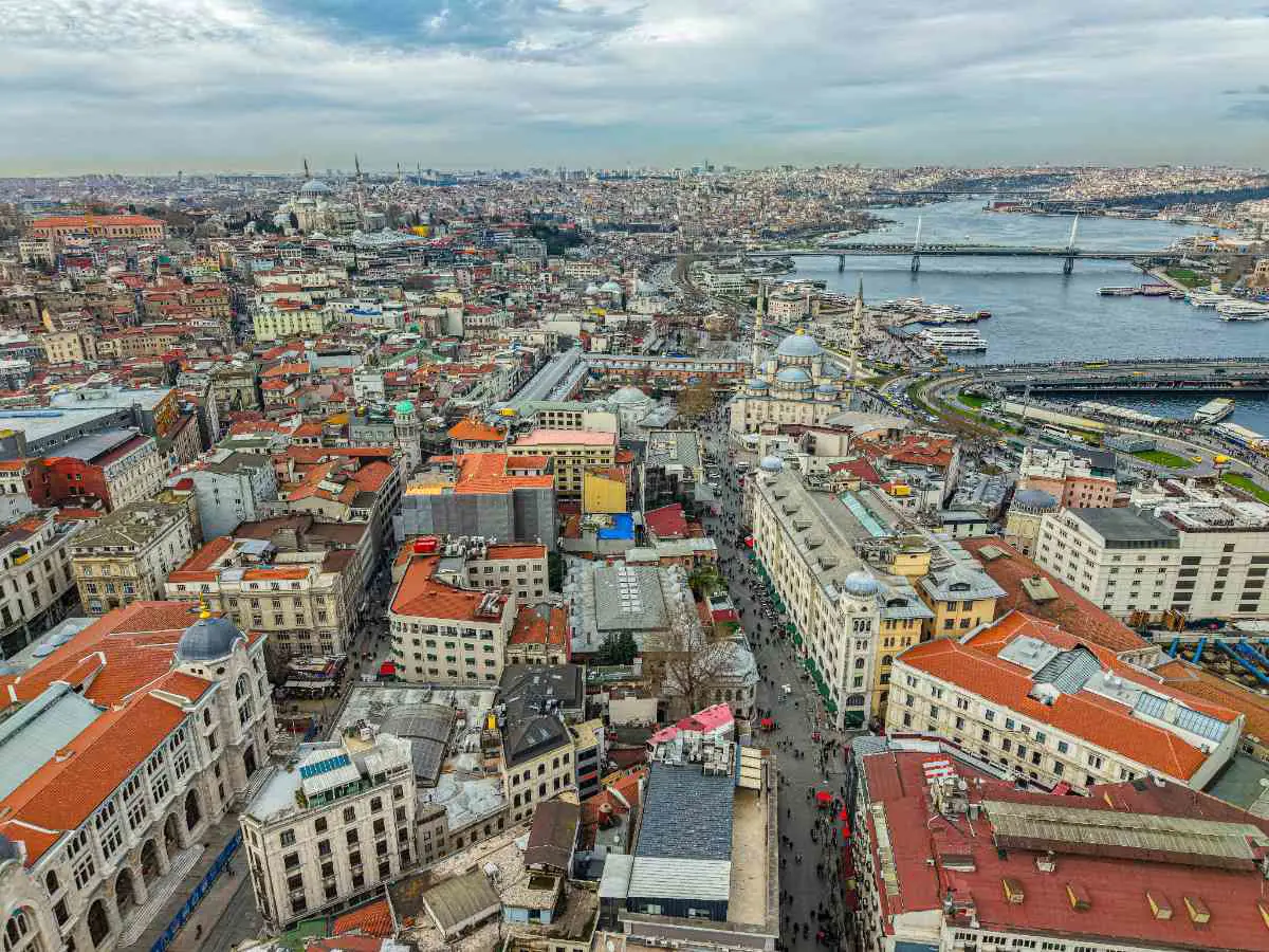SIRKECI DOĞUBANK CADDESI'NDE KÖŞE KONUM TICARI BINA - 300M²