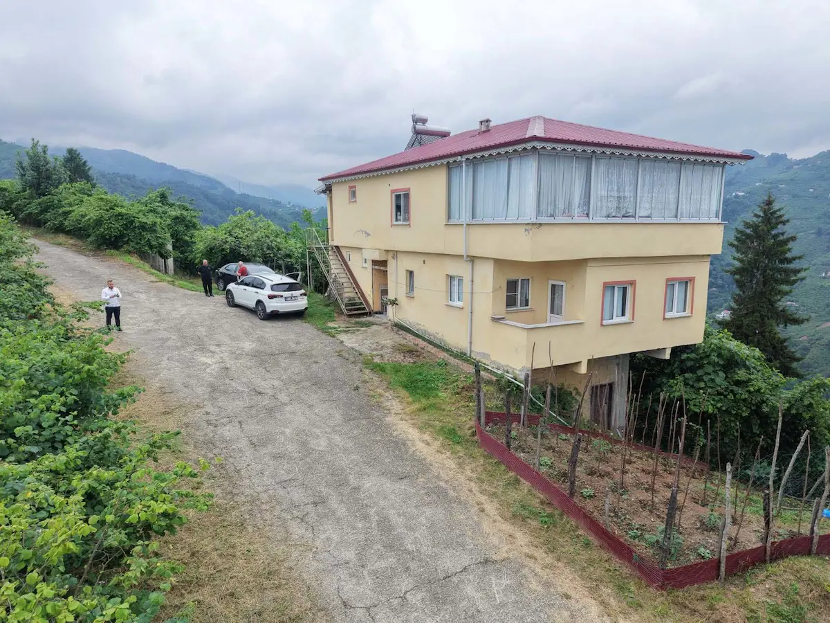 YOMRA KAYABAŞI MAHALLESİNDE EVİ İLE BİRLİKTE SATILIK ARAZİ