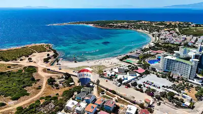 SAĞTUR’DA PLAJA YAKIN YAŞAM 4+1 ÇIFT MUTFAKLI BAHÇELI VILLA