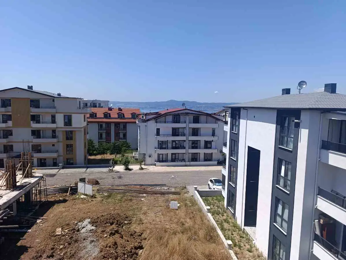 BAŞİSKELE FATİH MAHALLESİNDE DOĞU CEPHE 2+1 | YERDEN ISITMALI | BALKONLU | 
