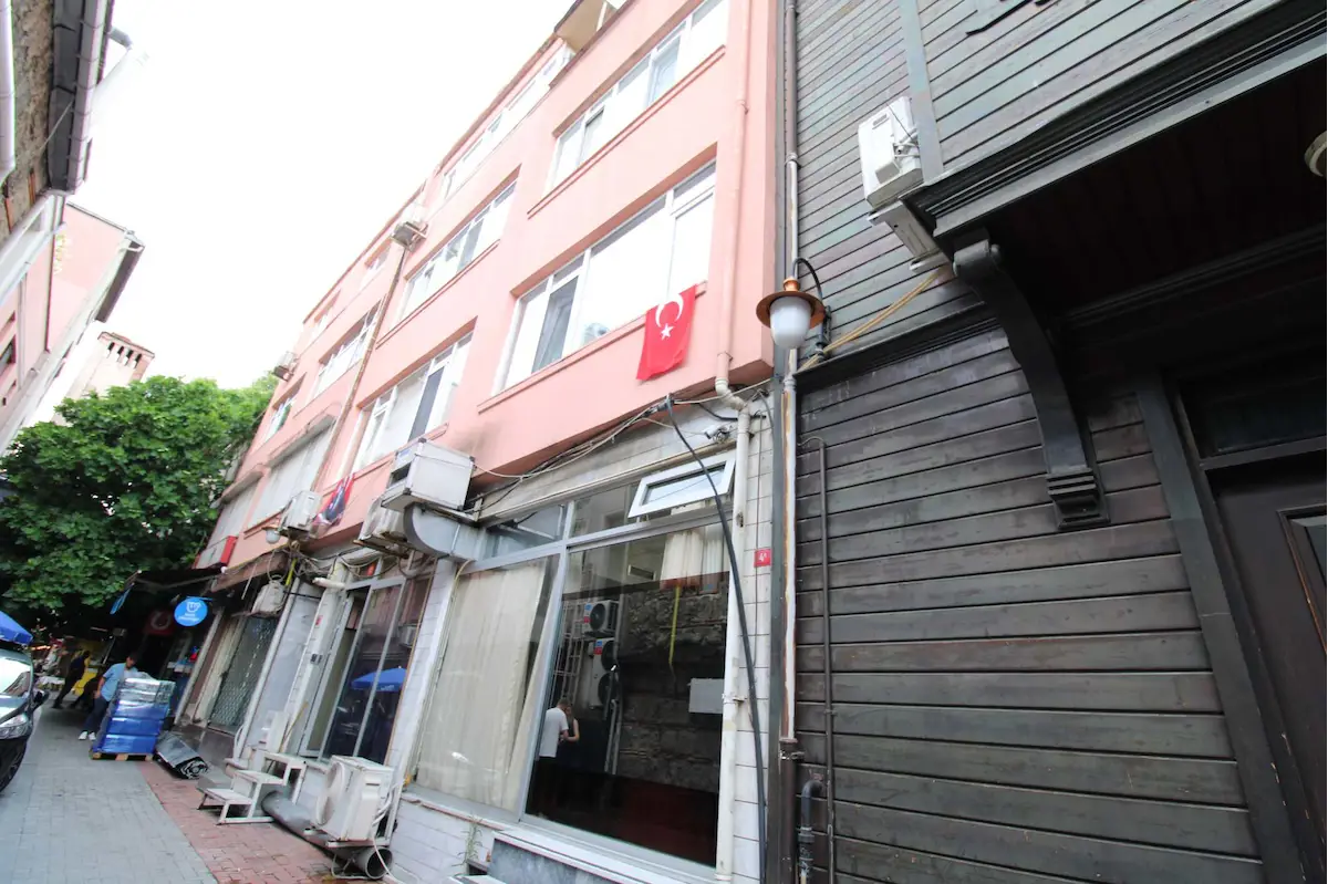 REMAX EBRU'DAN ARNAVUTKÖY KARAKOL YANI SAHİLE PARALEL CADDEDE