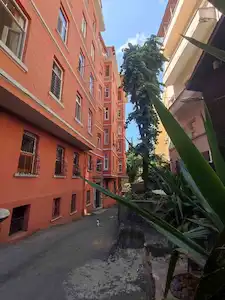 BEYOĞLU’NDA  İSTİKLAL CAD'YE KOMŞU GALATA KULE MANZARALI  BALKONLU 3+1