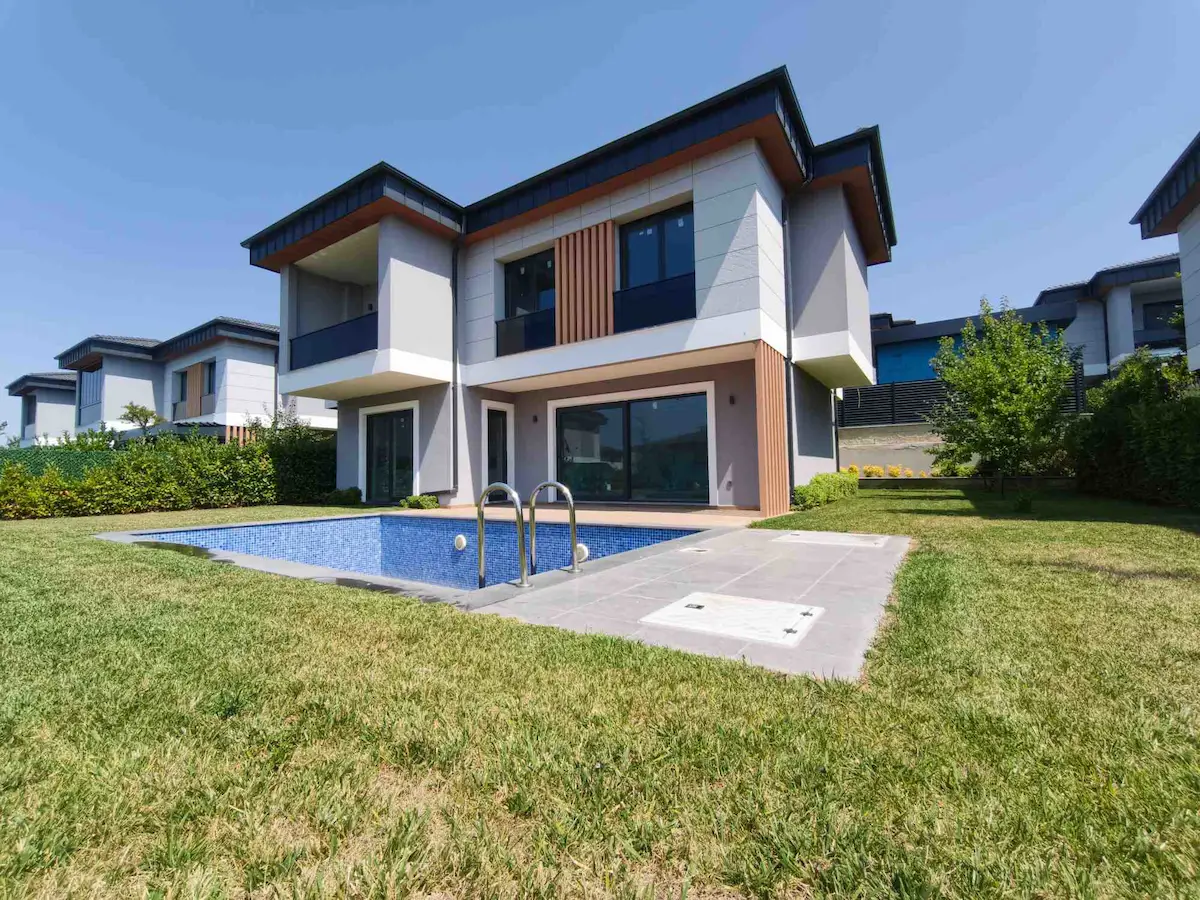 SELİMPAŞA MERKEZDE IN COUNTRY 1’DE SIFIR 4+1 VİLLA | 250 M² | YERDEN ISITMA | DOĞU-GÜNEY CEPHE