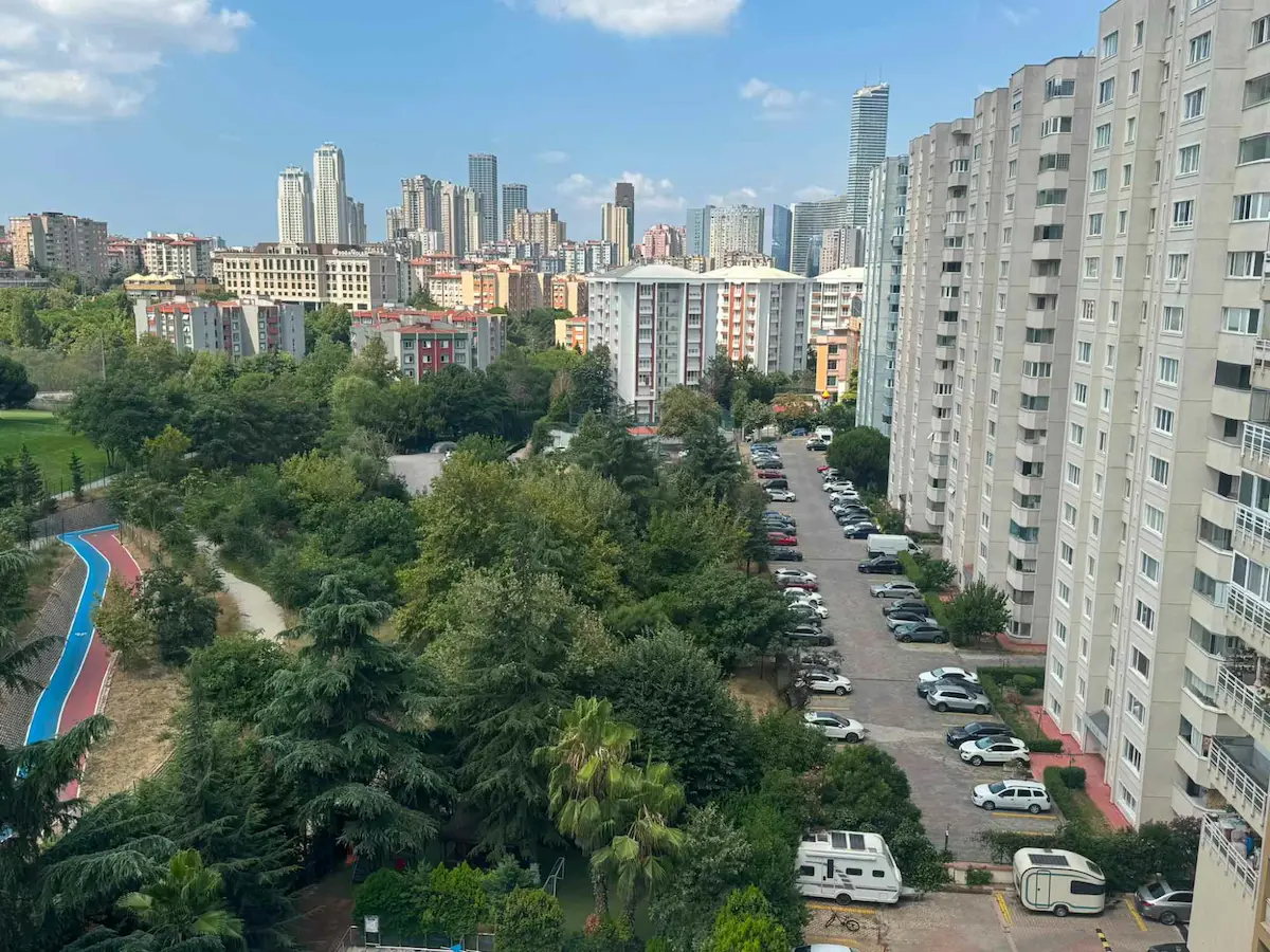 ATAŞEHIR UĞURKENT SITESI’NDE GOLF MANZARALI, TADILATLI ARA KAT 3+1