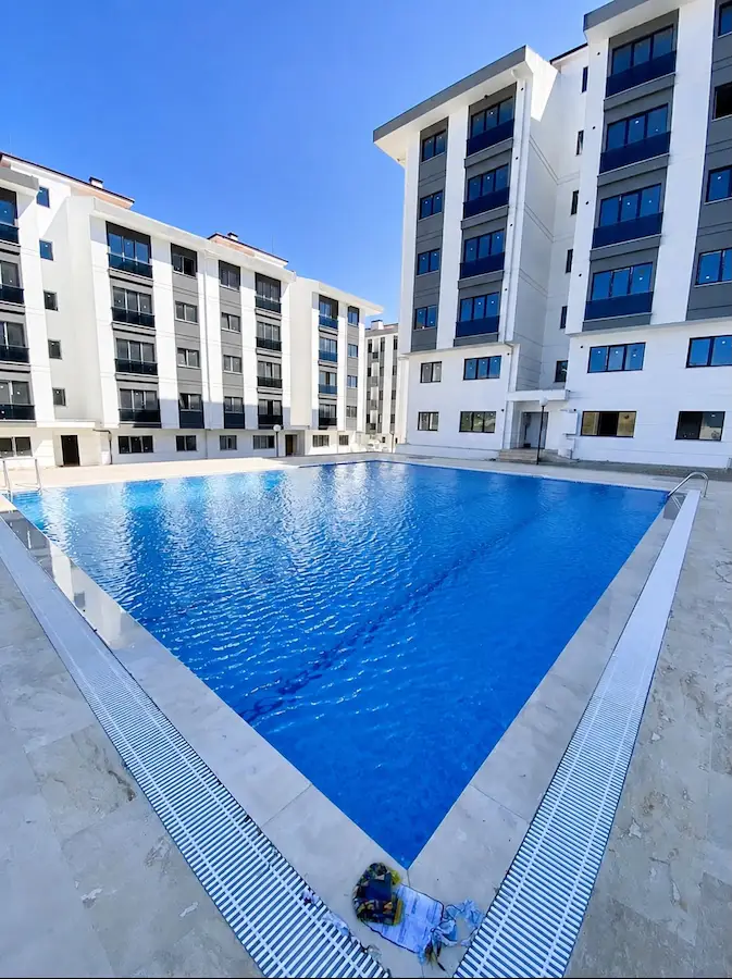 RE/MAX DIA'DAN ŞEHIT MURAT DEMIR MAHALLESI'NDE HAVUZLU SITEDE 1+1 SATILIK DAIRE