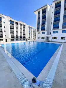 RE/MAX DIA'DAN ŞEHIT MURAT DEMIR MAHALLESI'NDE HAVUZLU SITEDE 1+1 SATILIK DAIRE