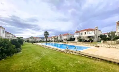 ALAÇATI MERKEZ'E YÜRÜME MESAFE'SINDE ORTAK HAVUZLU SITE IÇI YILLIK KIRALIK VILLA