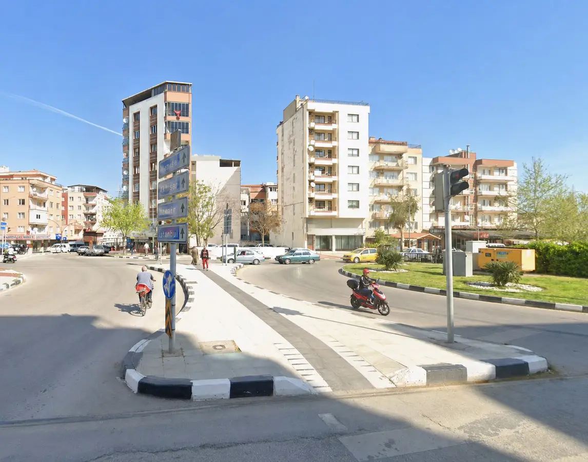 SÜRAT YOLU ÜZERI NADIR LOKASYONDA SATILIK 3 KATLI DÜKKAN 