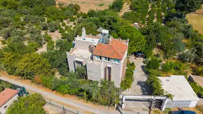 AĞAÇLI YOLDA 12 DÖNÜM ARAZI İÇERISINDE YAPI KAYITLI 2 AYRI KONUT