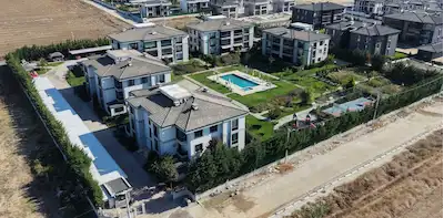 PALMİYE KONAKLARINDA GÜNEY CEPHELİ HAVUZ MANZARALI SATILIK DAİRE
