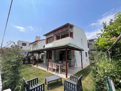 URLA'DA TAM MÜSTAKIL KUM DENIZINE 100 METRE 5+1 SATILIK VILLA