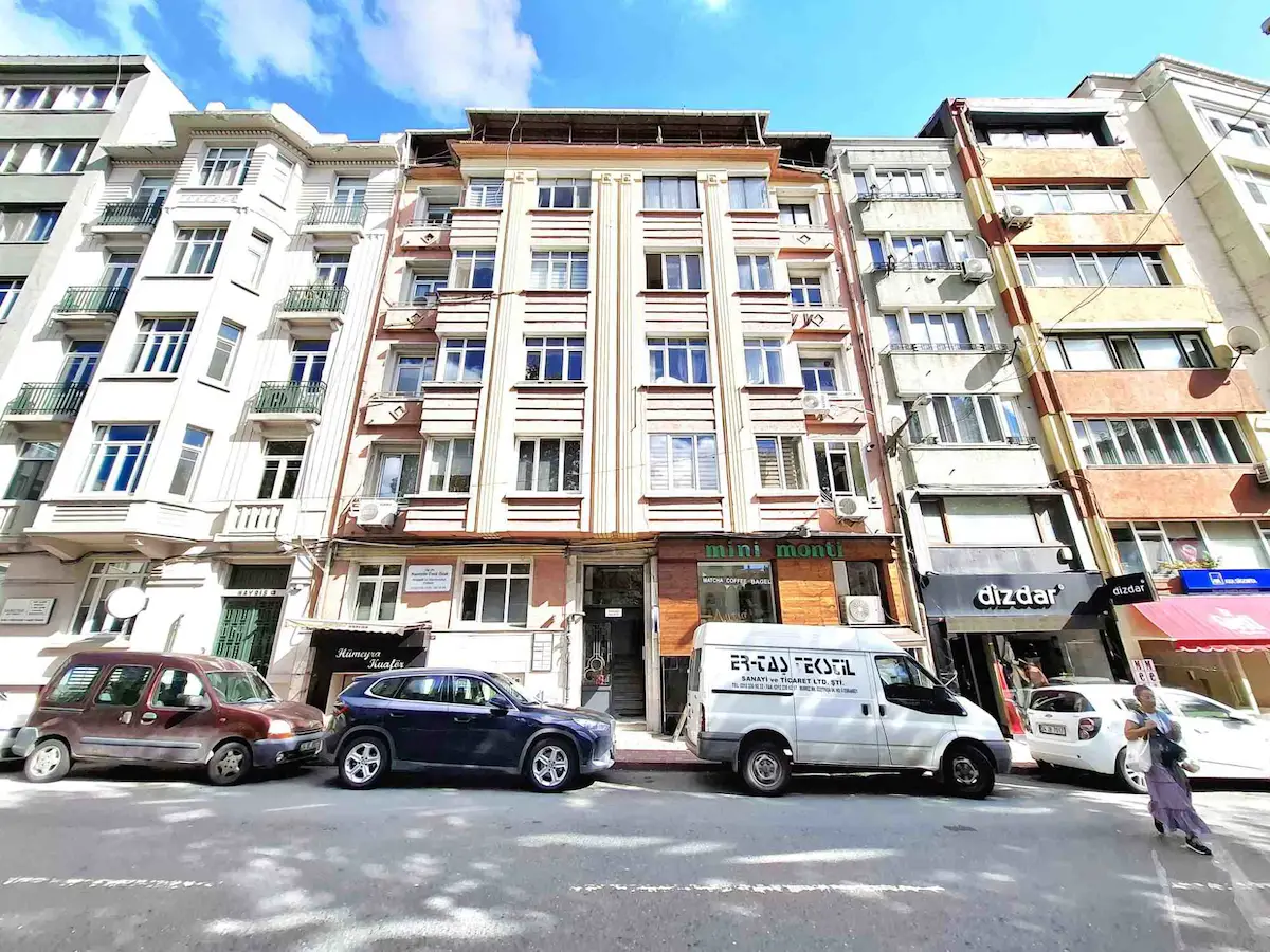 ŞIŞLI ABIDE-I HURRIYET CADDESI ÜZERINDE METROYA YAKIN SATILIK 2+1 DAIRE