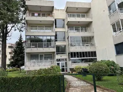KARAMÜRSEL’DE SİTE İÇİNDE, EŞYALI 2+1 | 90 M² NET | EN ÜST KAT (4/4)