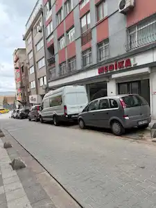 KADIKÖYDE GENİŞ CEPHELİ TABELA DEĞ.YÜKSEK SATILIK DEPOLU DÜKKAN