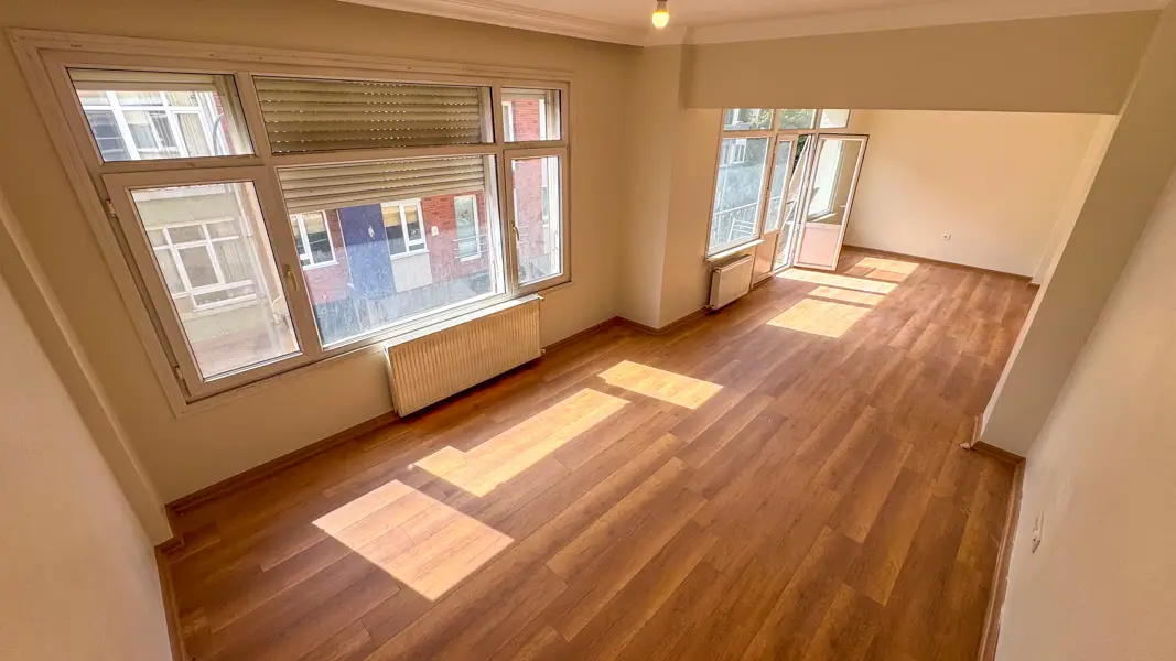 KALAMIŞ SAHİLE YAKIN 35M² SALONLU, ÇİFT BALKONLU, YENİLENMİŞ 2+1