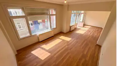 KALAMIŞ SAHİLE YAKIN 35M² SALONLU, ÇİFT BALKONLU, YENİLENMİŞ 2+1