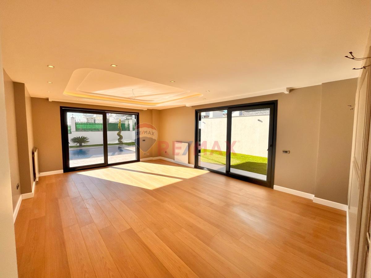 BÜYÜKÇEKMECE KUMBURGAZ GİŞELER'DE SATILIK MÜSTAKİL HAVUZLU VİLLA