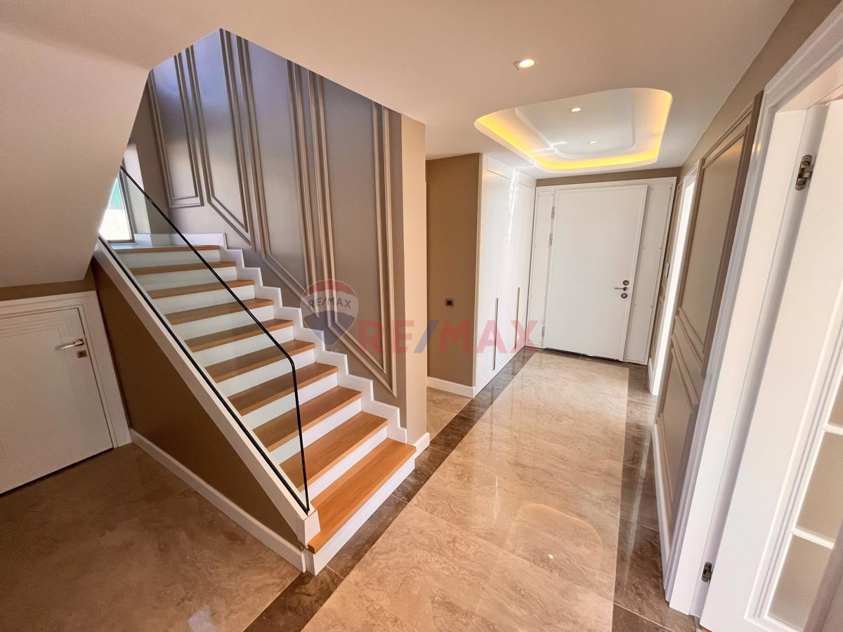 BÜYÜKÇEKMECE KUMBURGAZ GİŞELER'DE SATILIK MÜSTAKİL HAVUZLU VİLLA