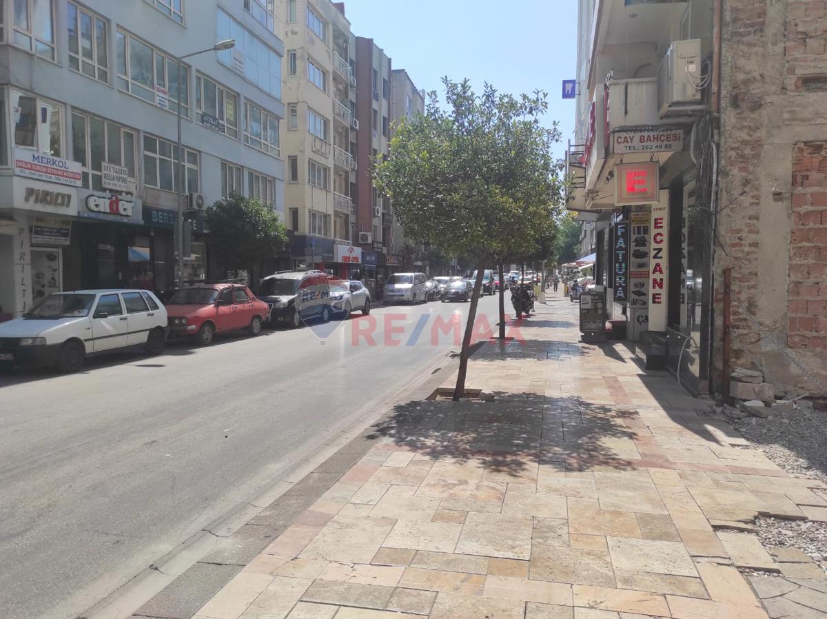 Remax Model Denizli'den Merkezi Konumda Ticari Satılık Arsa