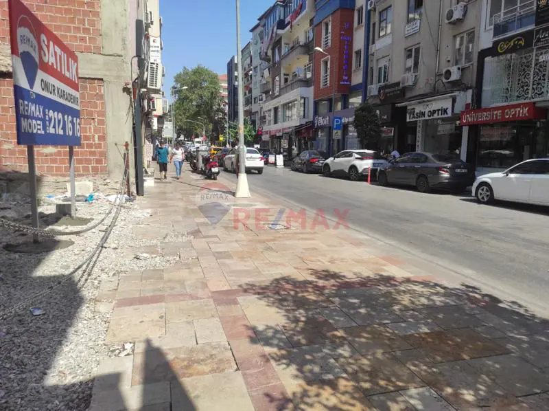 REMAX MODEL DENIZLI'DEN MERKEZI KONUMDA TICARI SATILIK ARSA