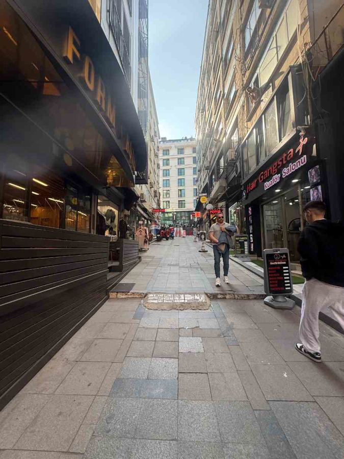 ŞİŞLİ MERKEZDE GİRİŞ DÜKKAN KİRALIK