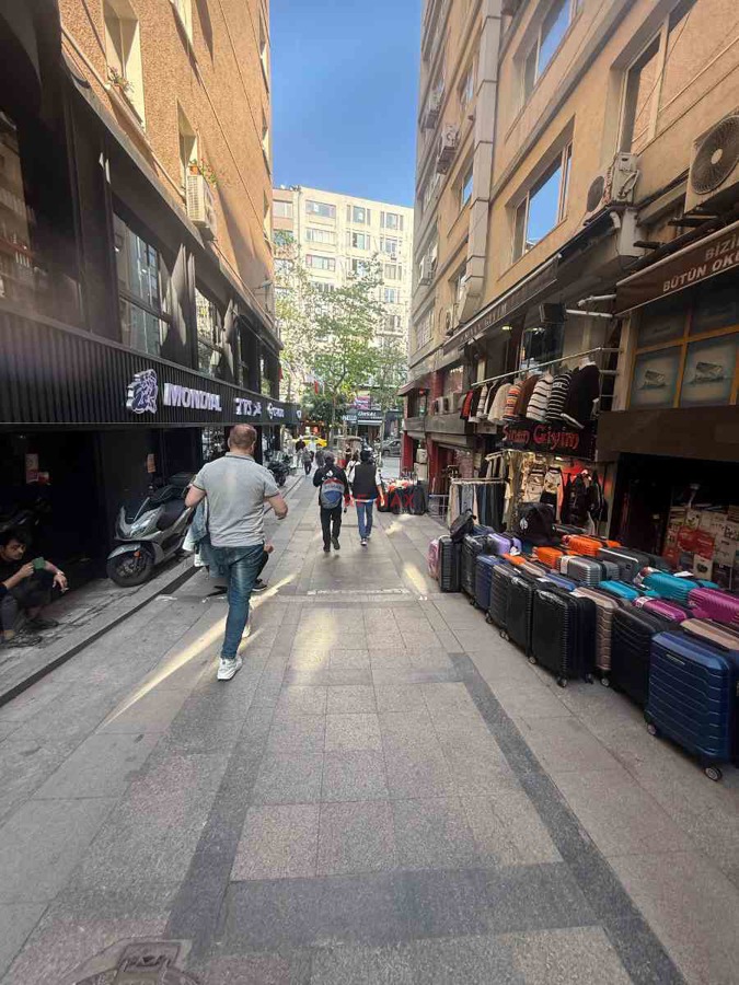 ŞİŞLİ MERKEZDE GİRİŞ DÜKKAN KİRALIK