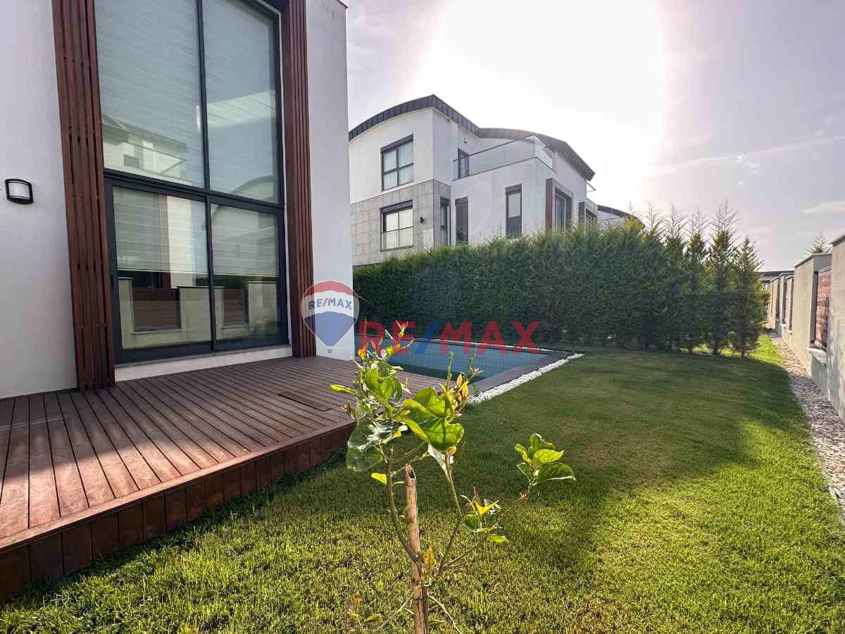 ILICADA SİTE İÇERİSİNDE ÖZEL HAVUZLU 5+1 KİRALIK LÜKS VİLLA