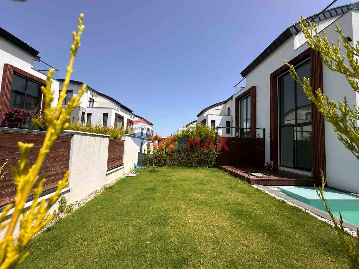 ILICADA SİTE İÇERİSİNDE ÖZEL HAVUZLU 5+1 KİRALIK LÜKS VİLLA