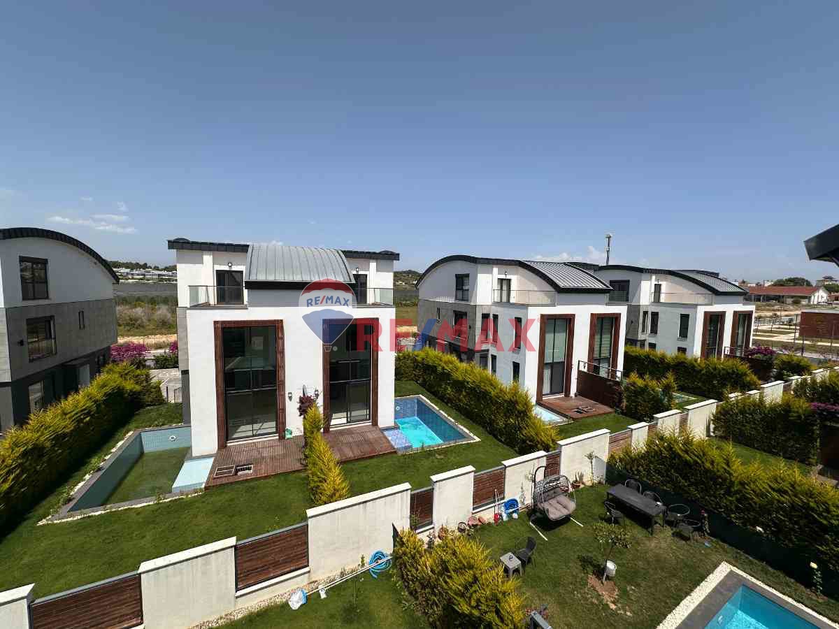 ILICADA SİTE İÇERİSİNDE ÖZEL HAVUZLU 5+1 KİRALIK LÜKS VİLLA