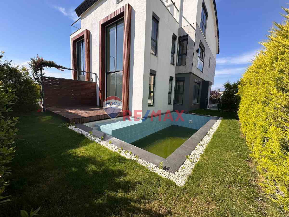 ILICADA SİTE İÇERİSİNDE ÖZEL HAVUZLU 5+1 KİRALIK LÜKS VİLLA