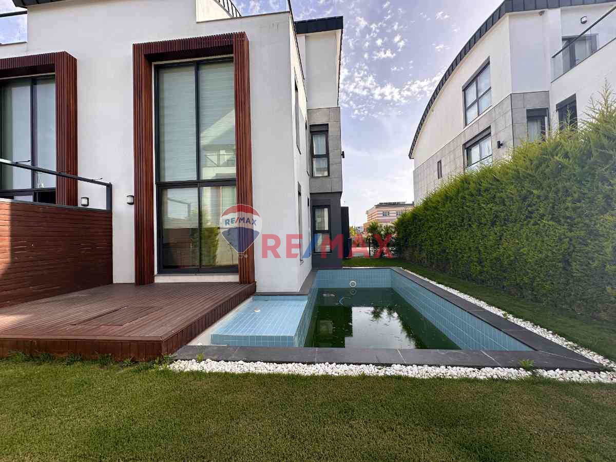 ILICADA SİTE İÇERİSİNDE ÖZEL HAVUZLU 5+1 KİRALIK LÜKS VİLLA