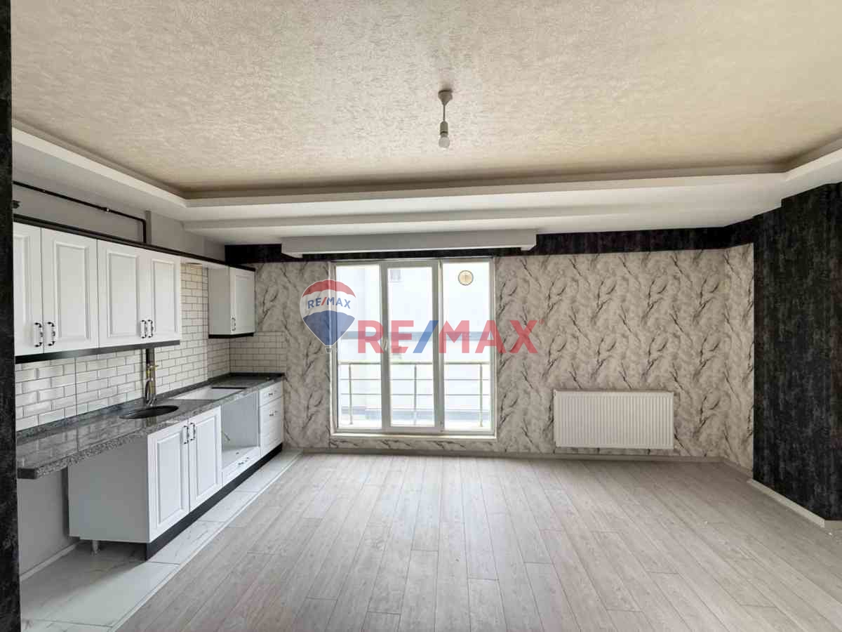 TRAMVAYA ÇOK YAKIN CAM BALKONLU KIRALIK GENIŞVE FERAH 1+1 DAIRE