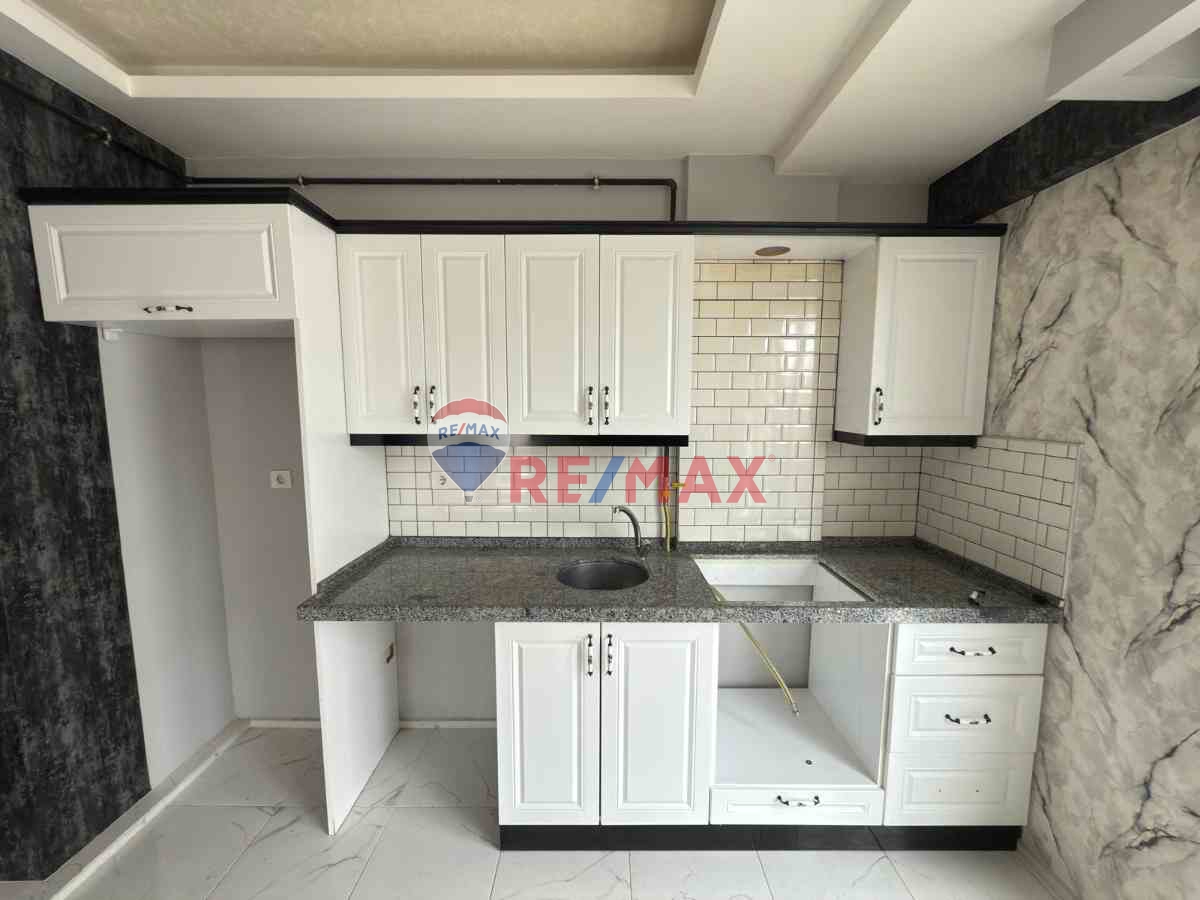 TRAMVAYA ÇOK YAKIN CAM BALKONLU KIRALIK GENIŞVE FERAH 1+1 DAIRE