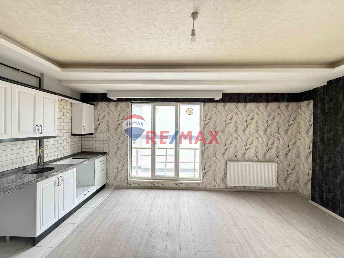 TRAMVAYA ÇOK YAKIN CAM BALKONLU KIRALIK GENIŞVE FERAH 1+1 DAIRE