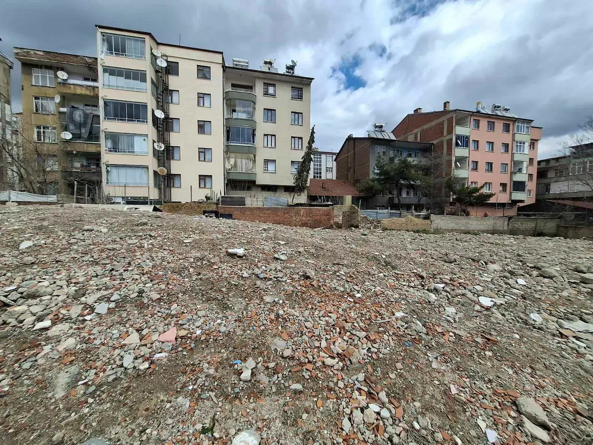 RE/MAX DEĞİŞİMDEN İCADİYE MAHALLESİNDE 369 M2  FIRSAT ARSA HİSSESİ