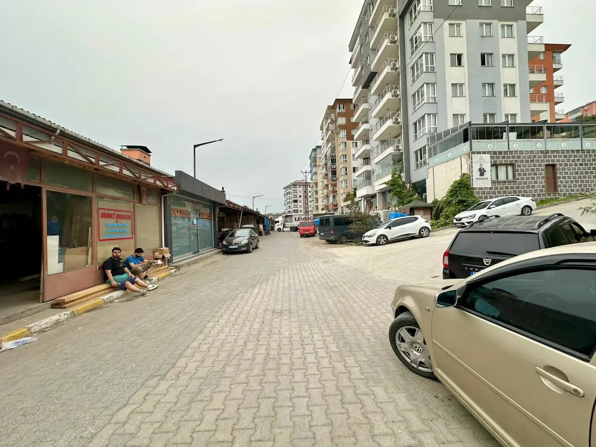 KAŞÜSTÜ MAH. MOBİLYACILAR SİTESİ 170 M2 GALERİLİ SATILIK DÜKKAN
