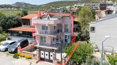 URLA İSKELE'DE DENİZ MANZARALI 5+1 VİLLA VE 2+1 MÜŞTEMİLAT