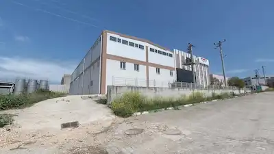 REMAX BEYAZ BADIRGA OSB'DE 3200 M² KAPALI ALANI OLAN SATILIK FABRİKA