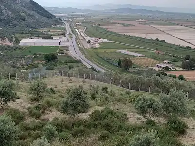 SÖKE SAZLI MAHALLESİNDE SATILIK ANA YOLA YAKIN 10 000M2 TARLA