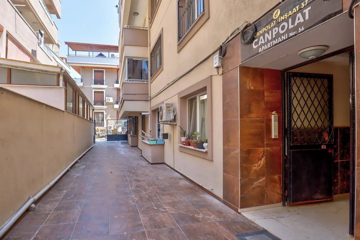MERKEZDE DÜZ AYAK 4+1 DAİRE